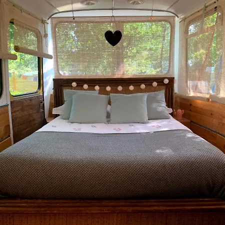 Magic Roof Bus With Big Bath In The Tree Forest! مكان تخييم