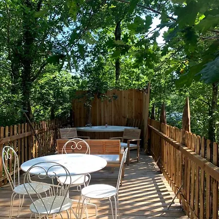 Magic Roof Bus With Big Bath In The Tree Forest! مكان تخييم ميميزا بلاج