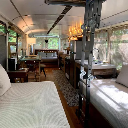 مكان تخييم Magic Roof Bus With Big Bath In The Tree Forest! *