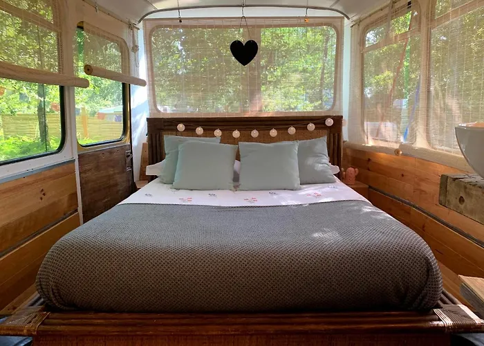 Magic Roof Bus With Big Bath In The Tree Forest! Parque de Campismo